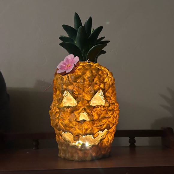 SPOOKY SUMMER 12in LED Resin Pineapple Skull With Floral Accent NWTS - Picture 11 of 11